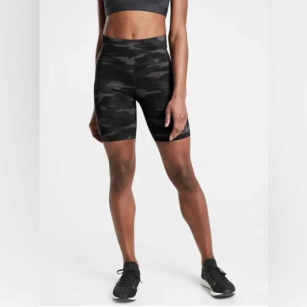 Euc Athleta Ultimate Stash Pocket Camo 7" Short